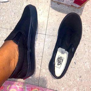 ALL BLACK VANS CLASSIC SLIP ON !